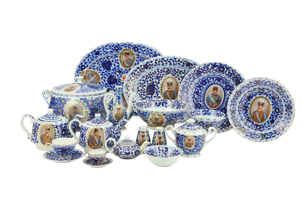 A MIXED SET OF COMMEMORATIVE BLUE AND WHITE PORCELAIN SERVICES MADE FOR THE PERSIAN MARKET Central A - Image 5 of 11