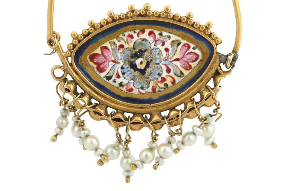 A POLYCHROME-PAINTED ENAMELLED GOLD EARRING Iran, 19th century - Image 3 of 5