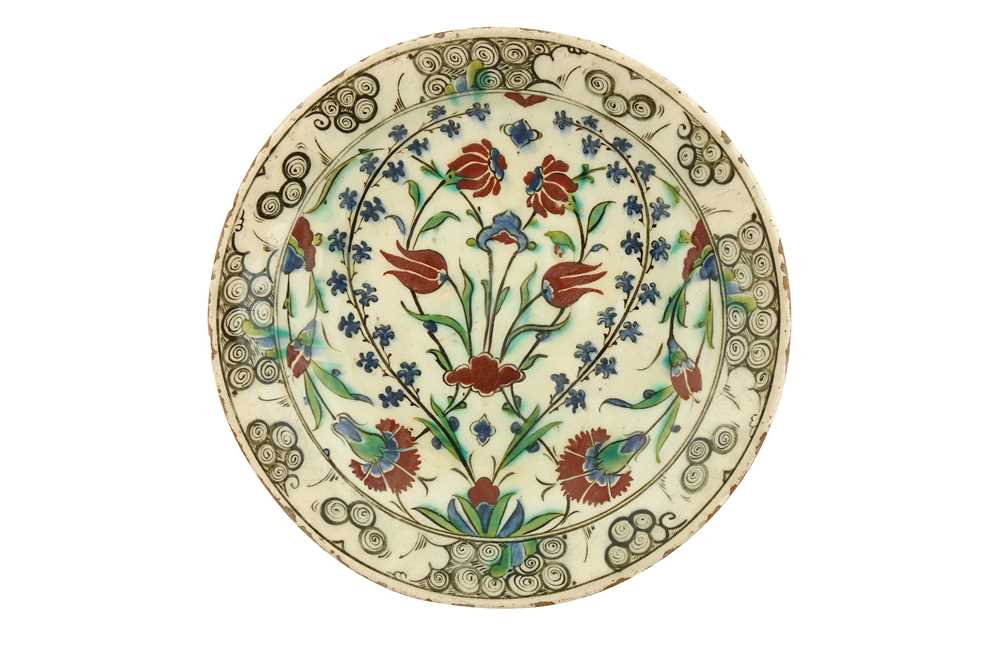 A LARGE INTACT IZNIK POTTERY DISH WITH QUATRE FLEURS DESIGN Ottoman Turkey, ca. 1570 - 1590