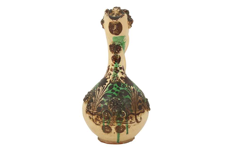 A LARGE GREEN-SPLASHED WHITE-GLAZED CANAKKALE POTTERY EWER Ottoman Turkey, 19th century - Image 5 of 8