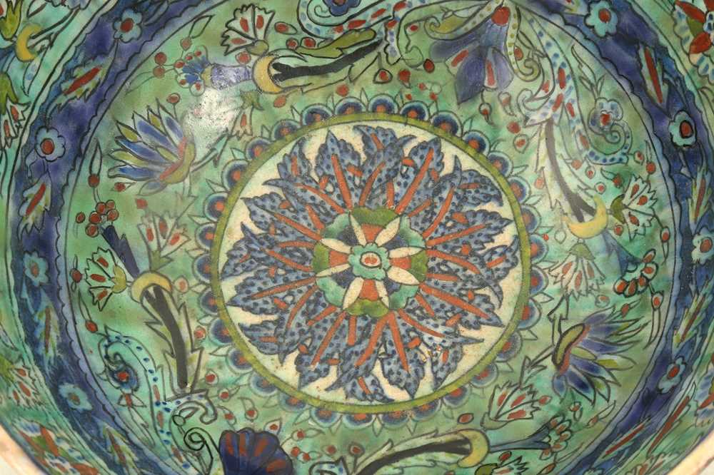 A LARGE PALESTINIAN IZNIK-STYLE POTTERY BOWL Jerusalem, Holy Land, Armenian potters, early 20th cent - Image 2 of 5