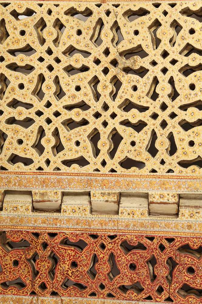 A LARGE GILT AND LACQUERED KASHMIRI WOODEN QUR'AN STAND Kashmir, Northern India, late 19th - early 2 - Image 5 of 5