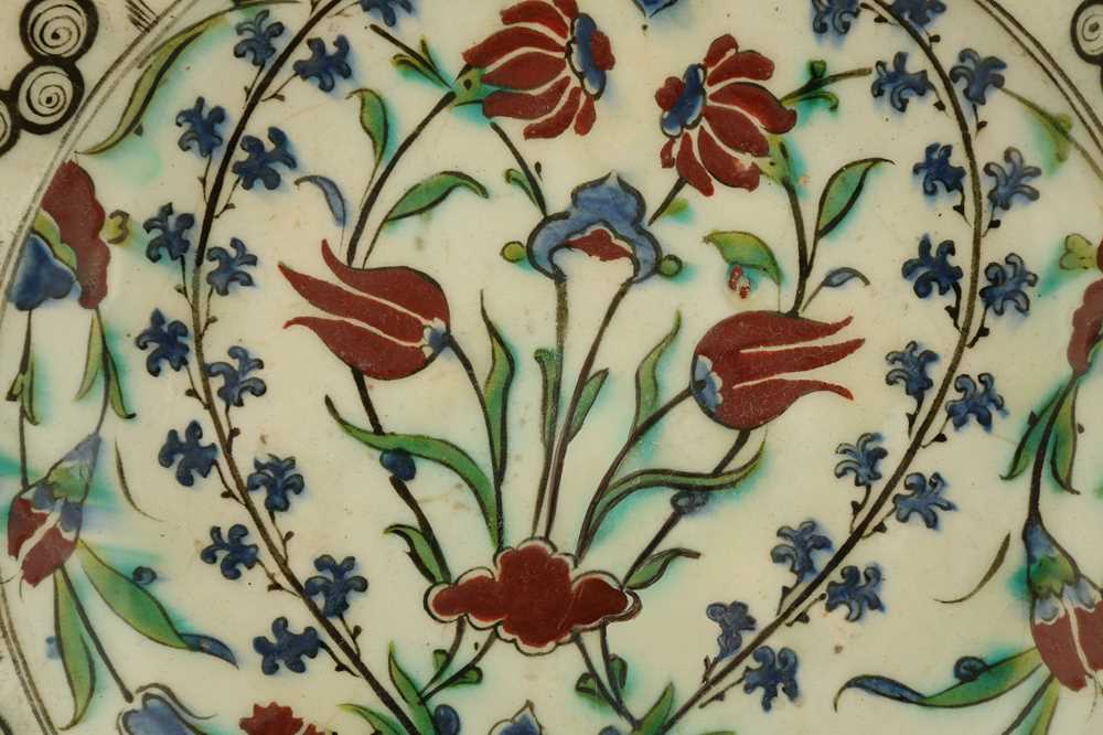 A LARGE INTACT IZNIK POTTERY DISH WITH QUATRE FLEURS DESIGN Ottoman Turkey, ca. 1570 - 1590 - Image 2 of 4