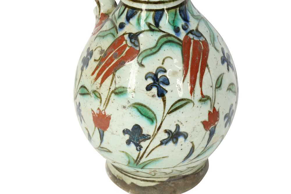 AN IZNIK POTTERY JUG Ottoman Turkey, ca. 1580 - 1600 - Image 3 of 5