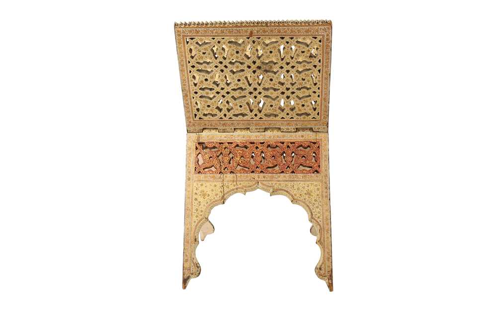 A LARGE GILT AND LACQUERED KASHMIRI WOODEN QUR'AN STAND Kashmir, Northern India, late 19th - early 2 - Image 4 of 5