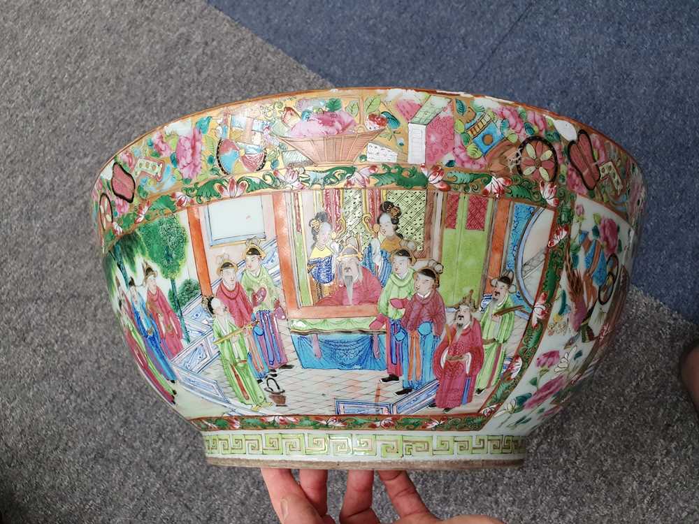 A LARGE CHINESE FAMILLE ROSE CANTON PUNCHBOWL. - Image 7 of 11