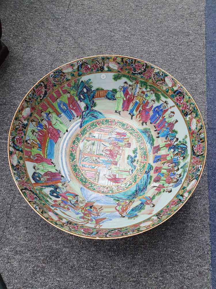 A LARGE CHINESE FAMILLE ROSE CANTON PUNCHBOWL. - Image 3 of 11