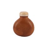 λ A CHINESE MOULDED GOURD SNUFF BOTTLE.