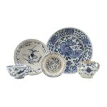 A SMALL COLLECTION OF CHINESE BLUE AND WHITE PORCELAIN.