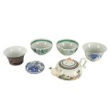 A SMALL GROUP OF CHINESE PORCELAIN PIECES.