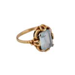 A GOLD AND BLUE STONE RING