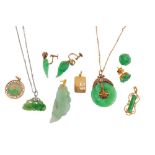 A GROUP OF JADE AND GOLD JEWELLERY