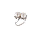 A PEARL AND DIAMOND TOI ET MOI RING