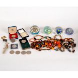 A quantity of costume jewellery,