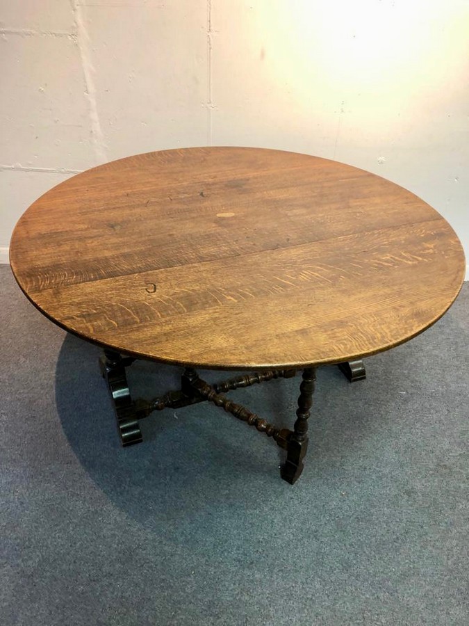 A 17th Century style oak gateleg table on a ball turned underframe, - Image 2 of 3