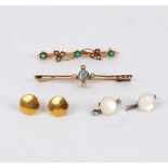 An aquamarine and pearl bar brooch, set in 15ct gold,