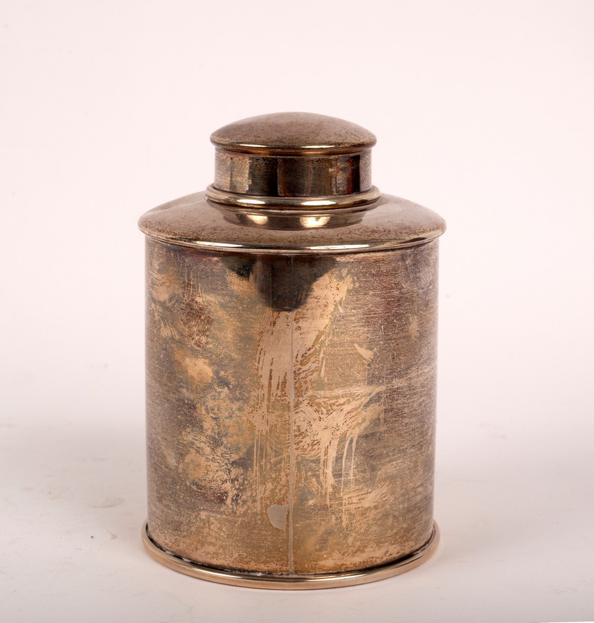 A cylindrical silver tea caddy, Edward Barnard & Sons Ltd., London 1916, 10.