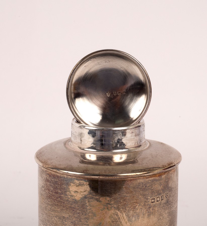 A cylindrical silver tea caddy, Edward Barnard & Sons Ltd., London 1916, 10. - Image 2 of 2