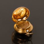 An Edwardian 15ct gold sovereign holder of circular form,