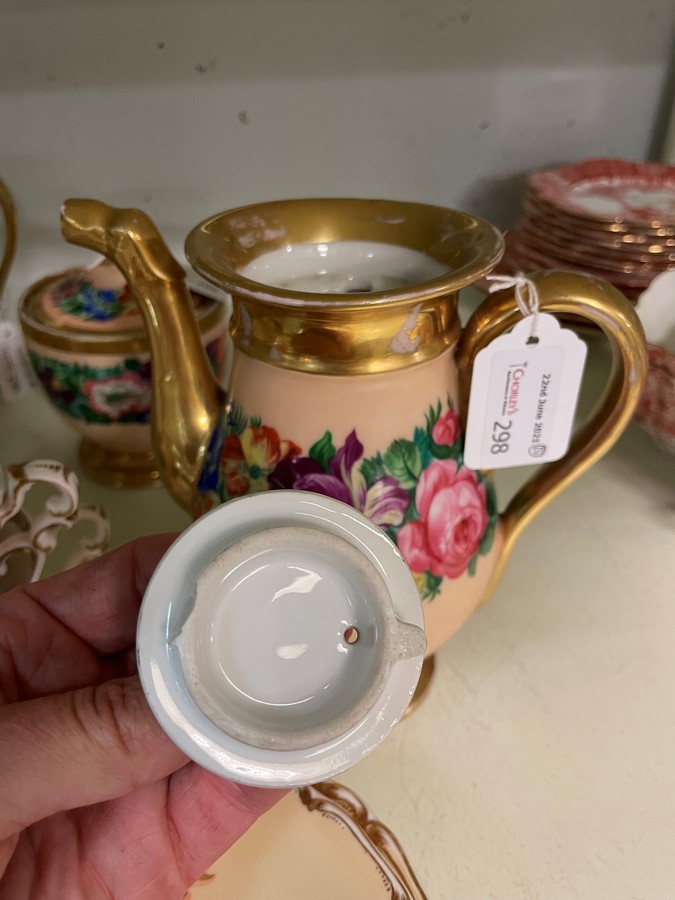 A Paris porcelain coffee pot, milk jug and sugar bowl, circa 1830, - Bild 4 aus 6