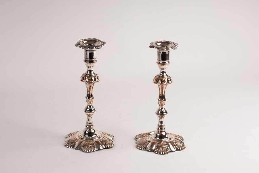 A pair of early George III Sheffield plate candlesticks, with lobed and shell decorated drip trays - Bild 2 aus 2