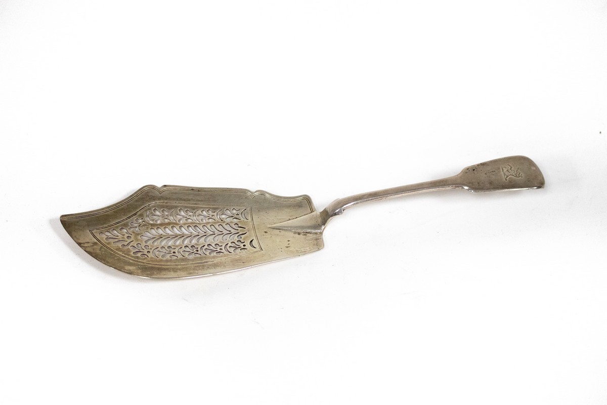 A George IV fiddle pattern silver fish slice, JW, London 1823, crested, 32cm long,