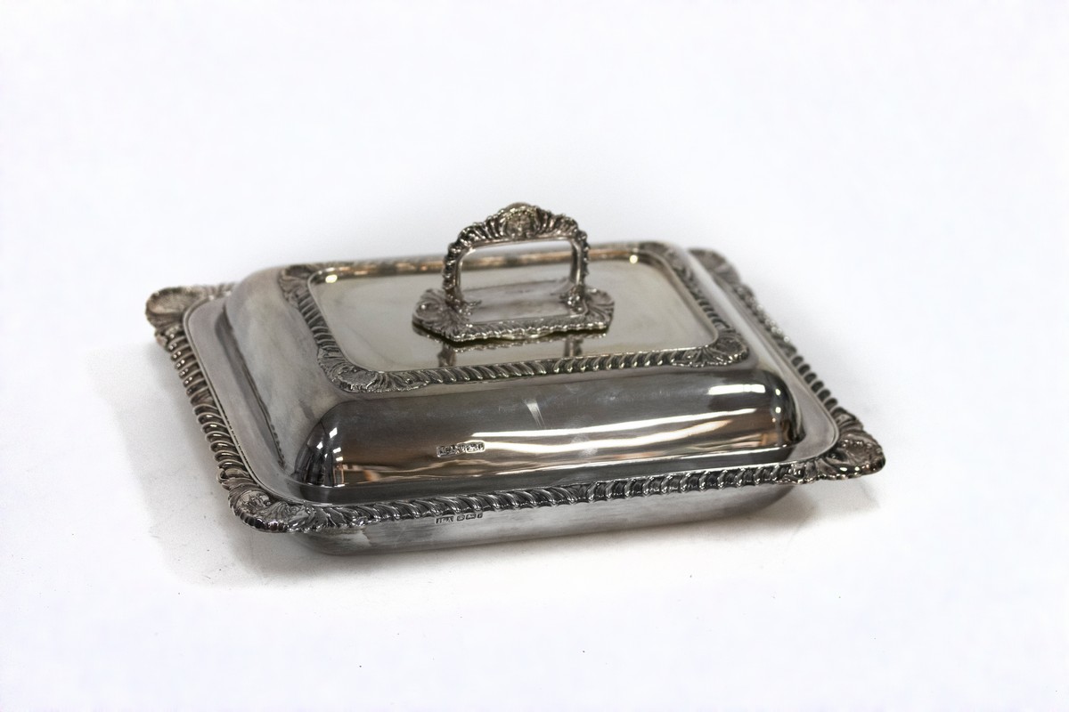 An Edwardian silver entrée dish and cover, HA, Sheffield 1901, of rectangular shape with gadroon
