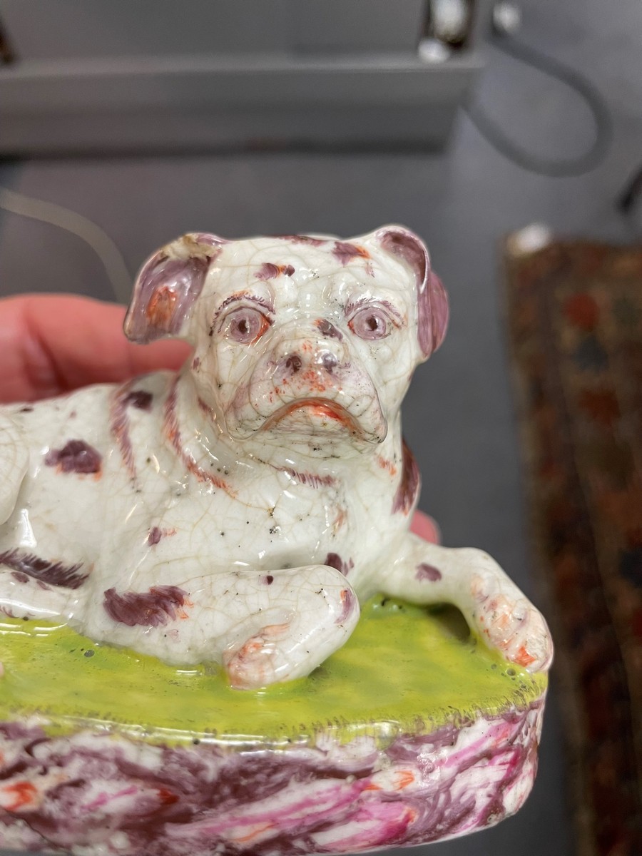 A Chelsea porcelain figure of Hogarth's pug 'Trump', circa 1745-47, - Bild 6 aus 10