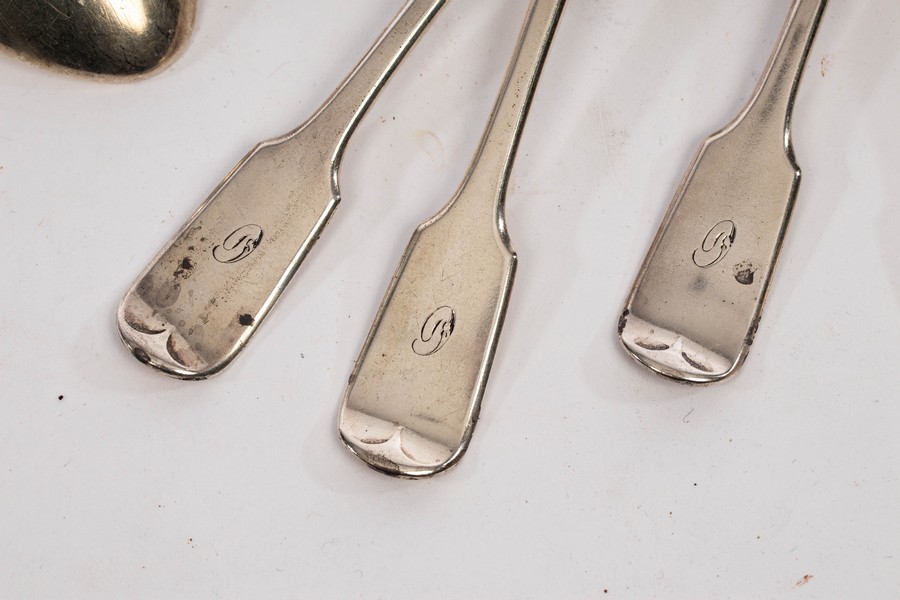 A matched part canteen of Old English pattern silver flatware, various dates and makers, - Bild 3 aus 3