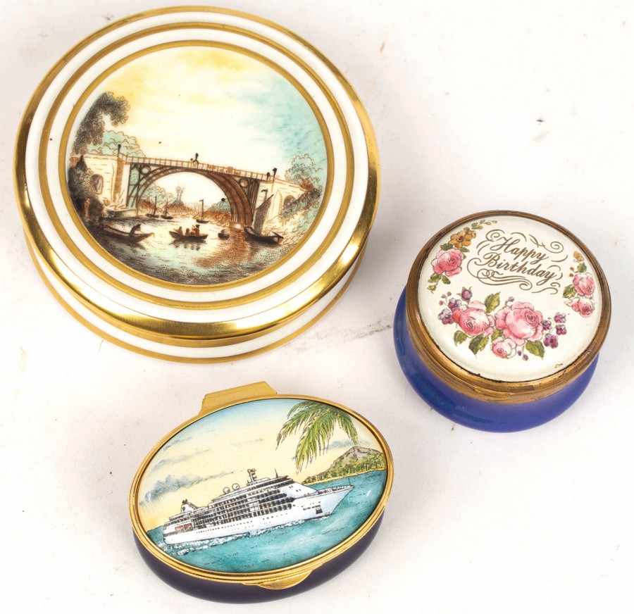 A French enamel box depicting chickens in a farmyard, marked Sceaux, a small tortoiseshell box, - Bild 5 aus 6