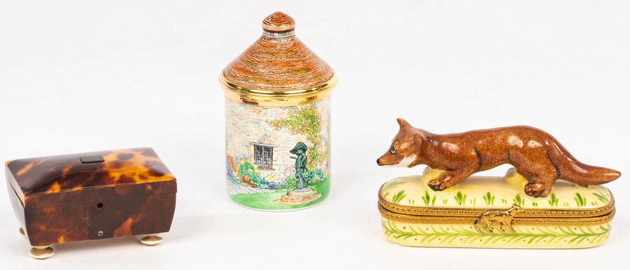 A French enamel box depicting chickens in a farmyard, marked Sceaux, a small tortoiseshell box, - Bild 3 aus 6