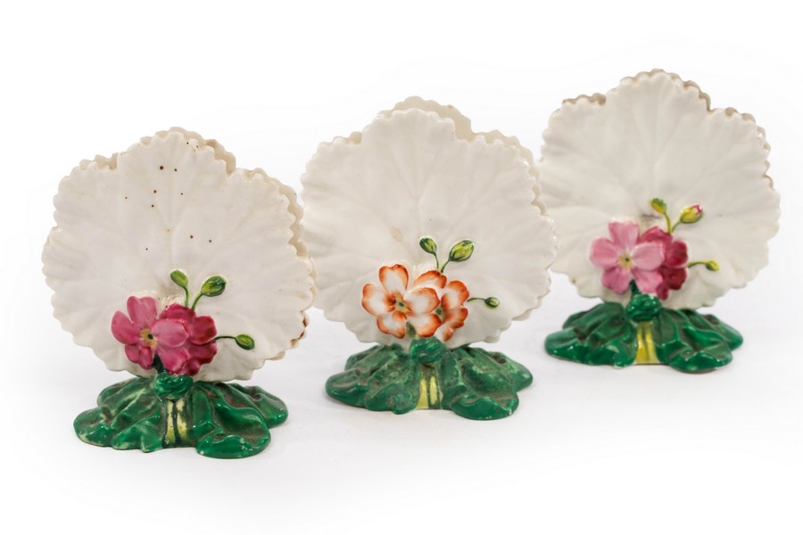 A collection of nine Brownfield leaf-shaped floral menu holders, - Bild 3 aus 4