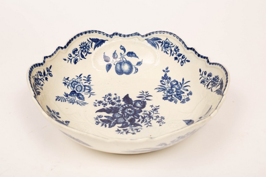 A Worcester pine cone pattern junket dish, circa 1770, - Bild 2 aus 3