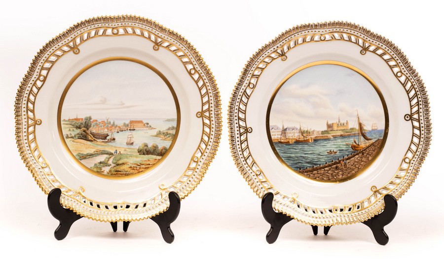 A pair of Royal Copenhagen cabinet plates, shape 3553,