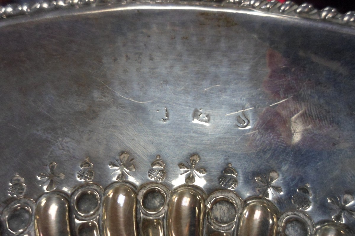 A Queen Anne silver dish, marks rubbed, formerly a footed salver, - Bild 5 aus 8