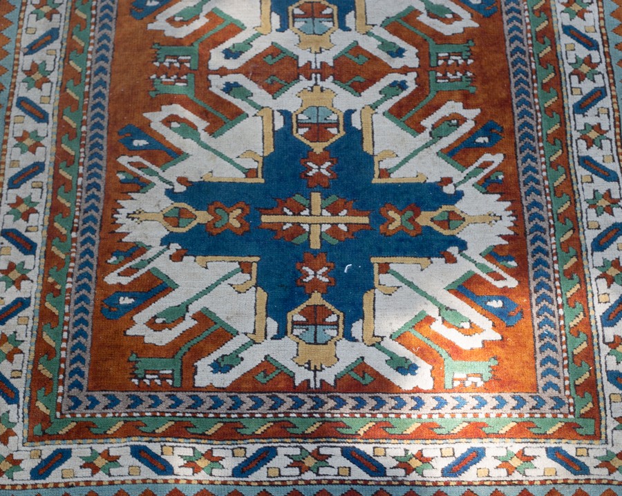 A Hamadan rug with two geometric medallions to the orange ground within a figured border, - Bild 2 aus 2
