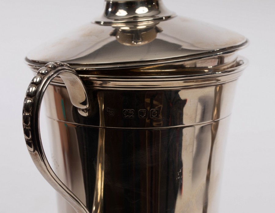 A silver trophy cup and cover, Goldsmiths & Silversmiths Co. Ltd. - Bild 2 aus 2