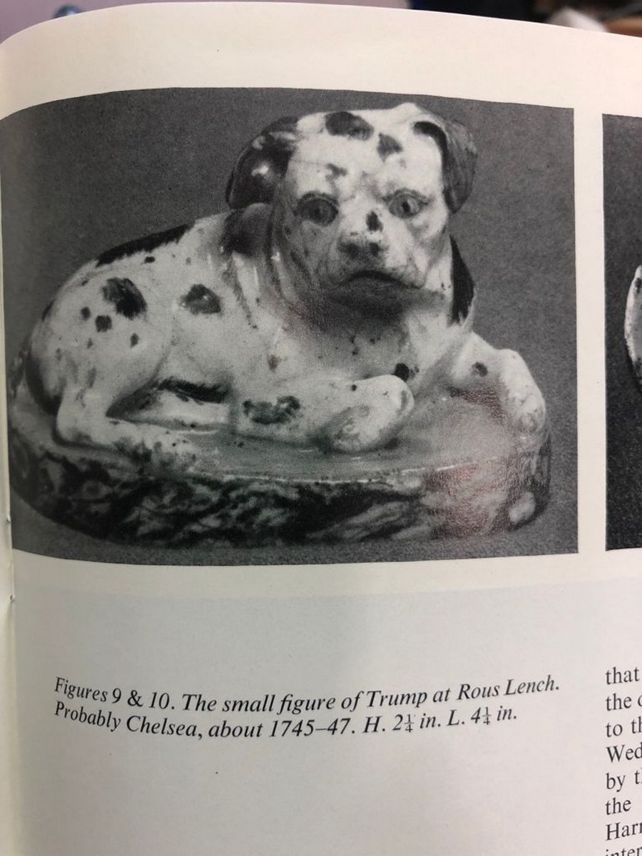 A Chelsea porcelain figure of Hogarth's pug 'Trump', circa 1745-47, - Bild 8 aus 10