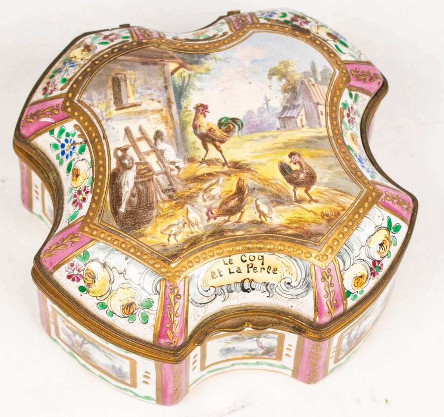 A French enamel box depicting chickens in a farmyard, marked Sceaux, a small tortoiseshell box, - Bild 4 aus 6