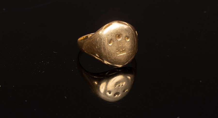 An 18ct yellow gold signet ring (worn), approximately 6.3gm and sundry 9ct gold, approximately 14. - Bild 2 aus 2