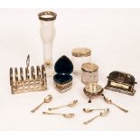 A quantity of silver, including toast rack Birmingham 1910, a silver desk calendar,