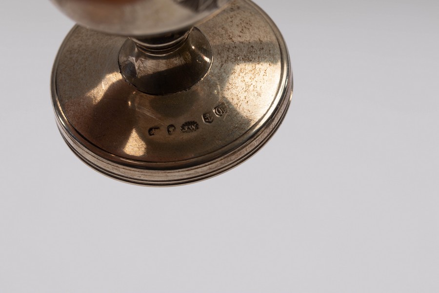 A silver chalice commemorative of the 800th Anniversary of Wells Cathedral, no. - Bild 2 aus 2