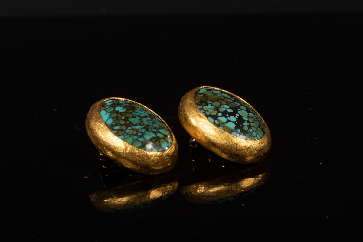 Gurhan, a pair of turquoise and gold ear clips, of oval form in 24ct yellow gold settings,