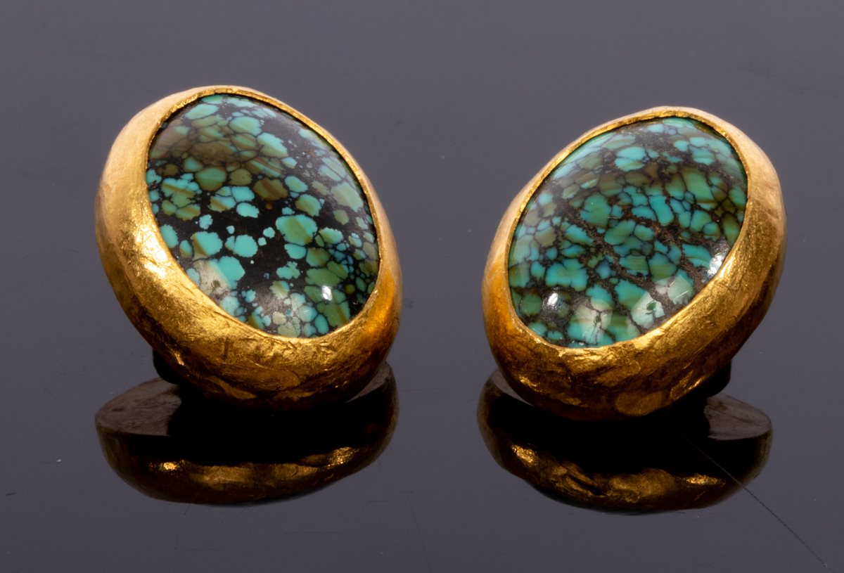 Gurhan, a pair of turquoise and gold ear clips, of oval form in 24ct yellow gold settings, - Image 3 of 3