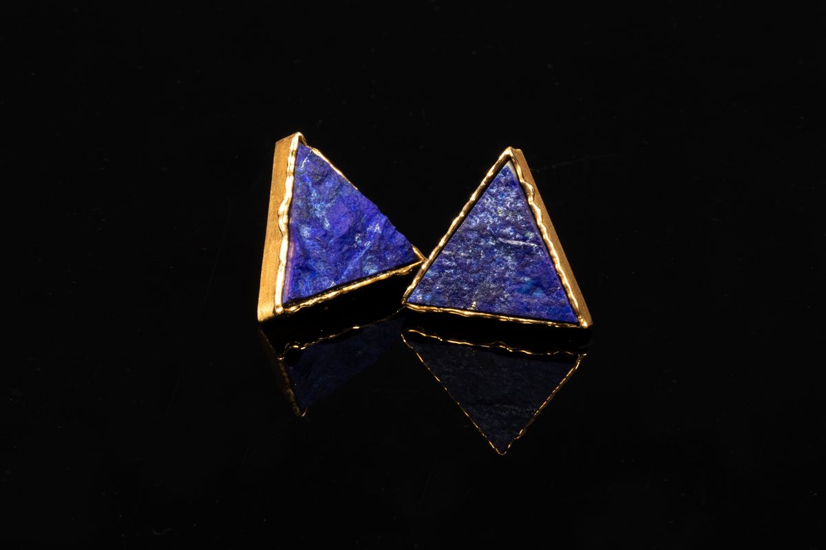 A pair of lapis and 18ct yellow gold ear studs, of modern design, - Bild 2 aus 3