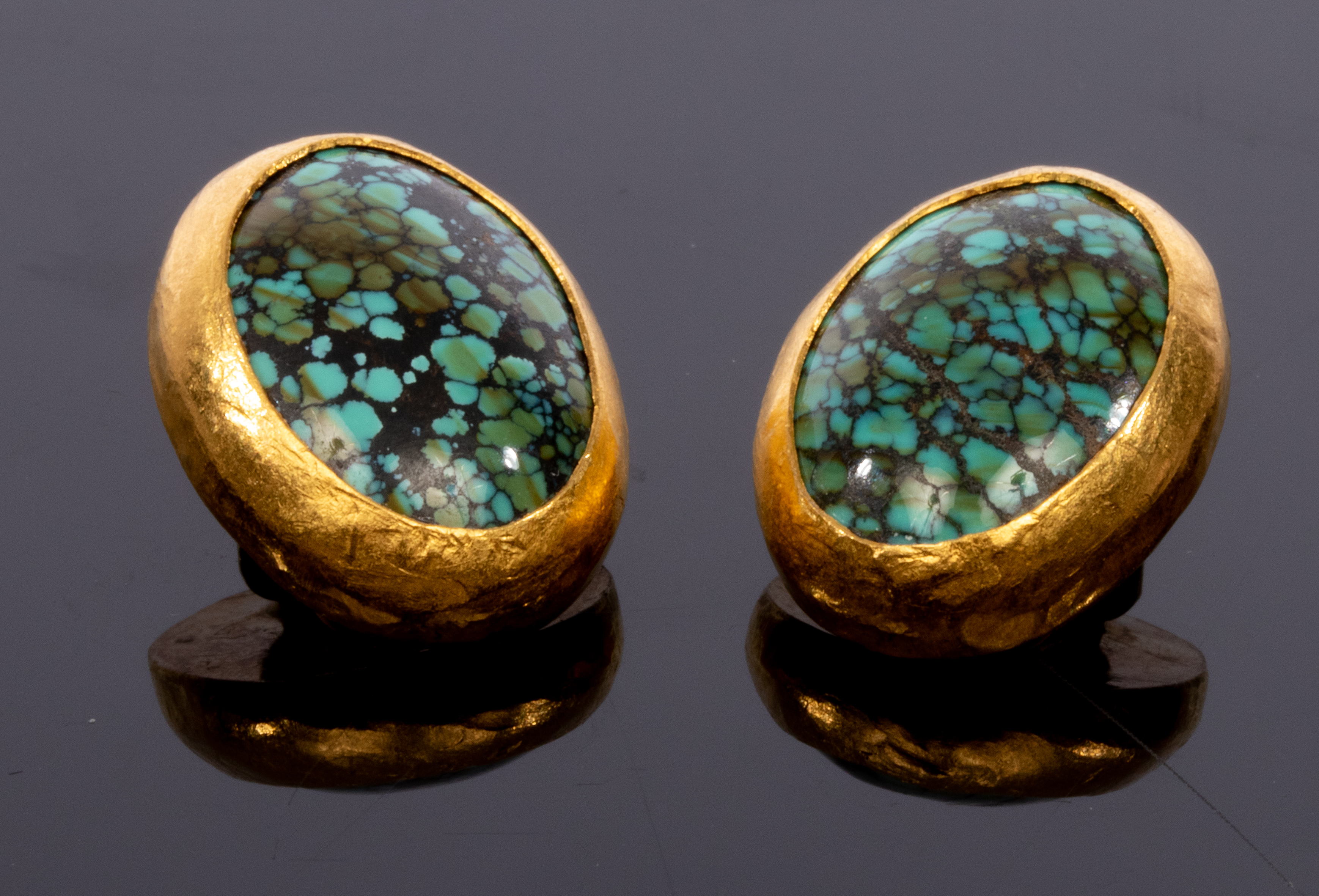 Gurhan, a pair of turquoise and gold ear clips, of oval form in 24ct yellow gold settings, - Image 2 of 3