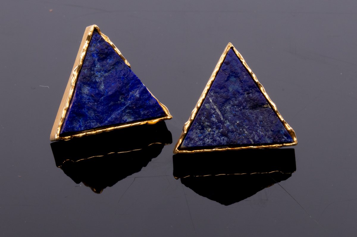 A pair of lapis and 18ct yellow gold ear studs, of modern design, - Bild 3 aus 3