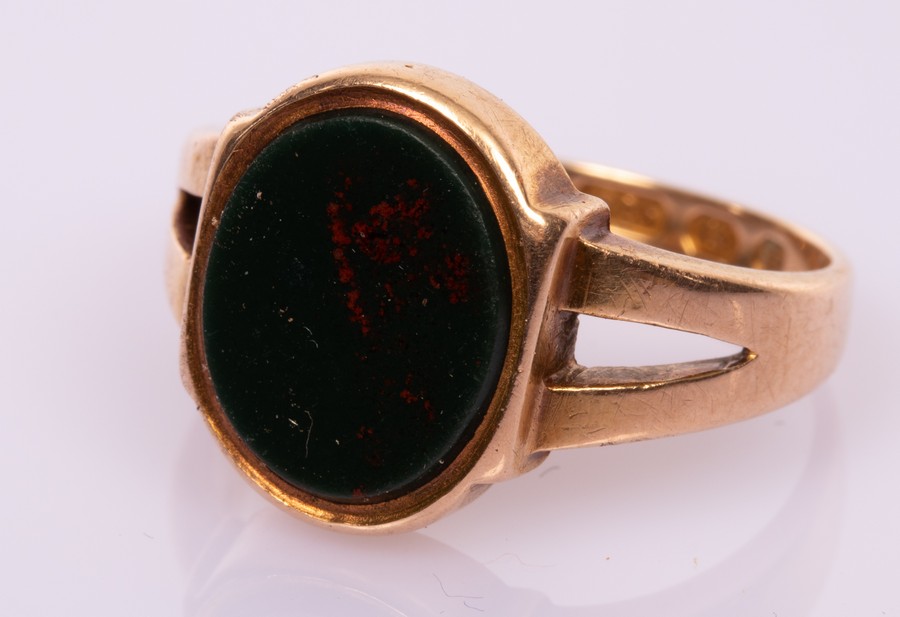 A gentleman's Edwardian bloodstone signet ring, set in 15ct rose gold,