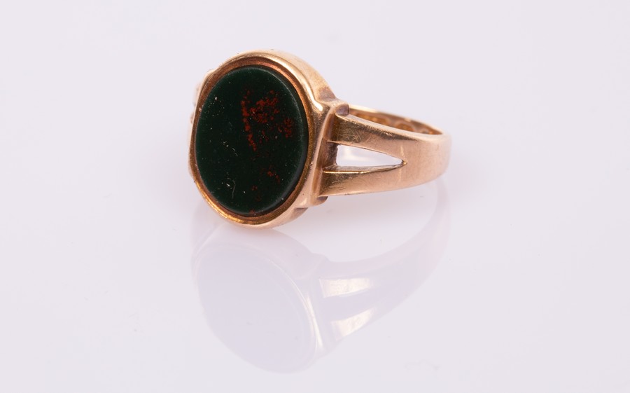 A gentleman's Edwardian bloodstone signet ring, set in 15ct rose gold, - Bild 2 aus 2