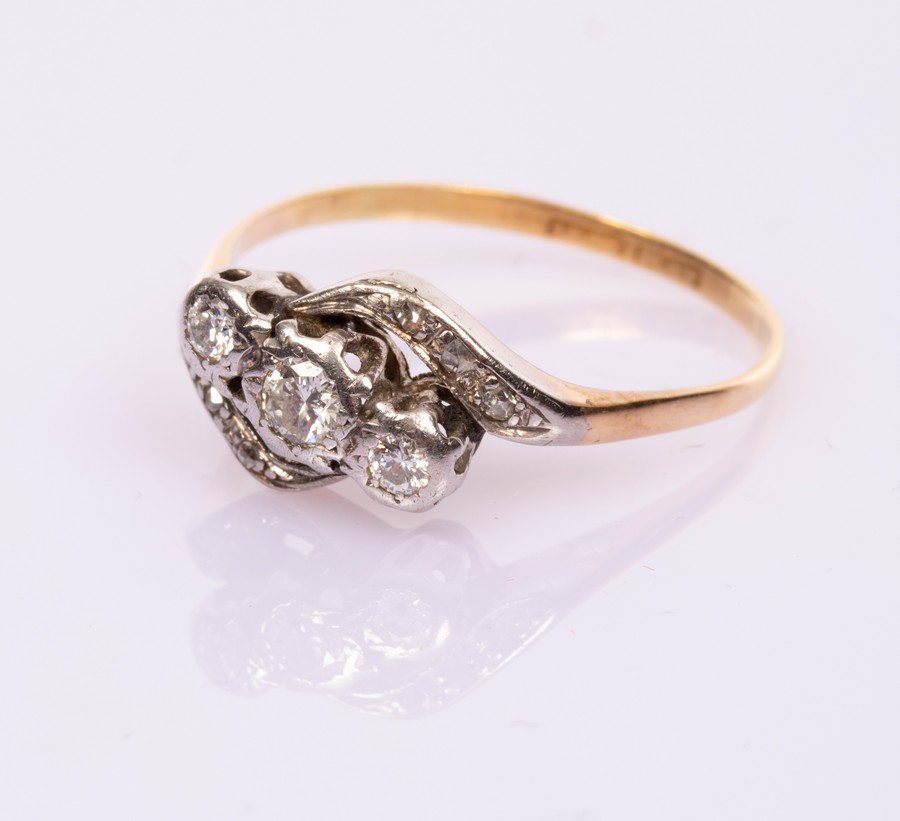 A three-stone diamond crossover ring, set in platinum and 18ct yellow gold, - Bild 2 aus 2